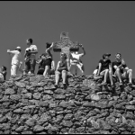 Gaudi_Park_Touristen_Aussicht_mit_Kreuz_1_BW-DSCF4200