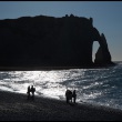 Etretat-Felsen-Menschen-am-Strand-Gegenlicht_RLF6404