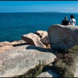 Paar-auf-Felsen-Cote-Rose_RLF7209