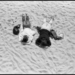 Zwei-Frauen-am-Strand-Frankreich-023-04-87