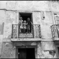 Kinder-auf-dem-Balkon-Lissabon-1