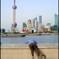 Skyline-Pudong-mit-Mann-ueber-Bruestung-DSCF2839